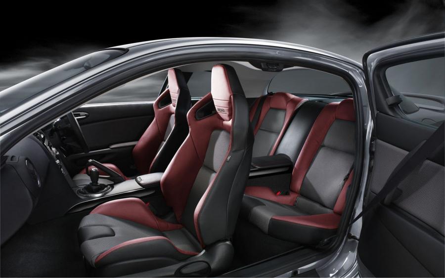 Интерьер Mazda RX-8 Spirit-R 2011 года  (фото 2 из 3)
